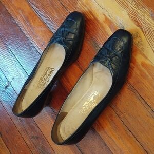 Vintage Salvatore Ferragamo Navy Low Heel Pumps Sz 6.5 B